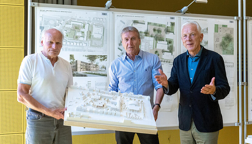 Die Architekten (von links) Ludwig Harter und Ingolf Kanzler sowie Oberbürgermeister Harry Mergel mit dem städtebaulichen Modell für den Campus.