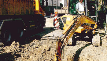 Die gebrochene Wasserleitung in der Silcherstraße wird mit Baggerhilfe freigelegt. Wenige Stunden zuvor war hier die Straße überflutet. Auf rund 10 000 Euro schätzt die HVG den Schaden.Fotos: Andreas Veigel