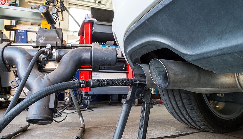Die Sonde eines Gerätes zur Abgasuntersuchung für Dieselmotoren steckt in einem Auspuffrohr.
