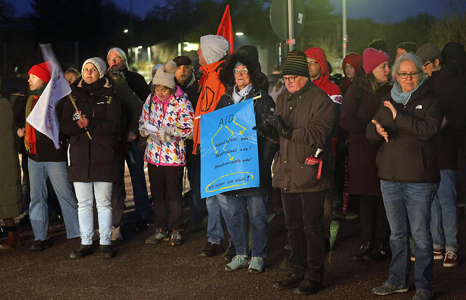 Transparente und Banner pr&auml;gen das Bild der Kundgebung gegen die AfD-Wahlkampfarena in Bretzfeld.