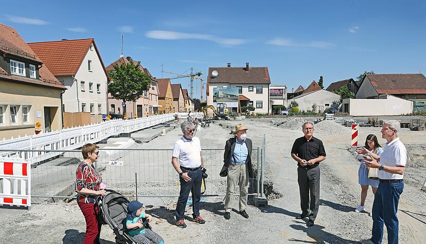 Stimme-Chefredakteur Uwe Ralf Heer (rechts) spricht mit Bürgern und Rathauschef Michael Folk (Zweiter von rechts) über das Projekt "Neue Mitte".
Foto: Ralf Seidel Stimme-Chefredakteur Uwe Ralf Heer (rechts) spricht mit Bürgern und Rathauschef Michael Folk (Zweiter von rechts) über das Projekt "Neue Mitte".
Foto: Ralf Seidel