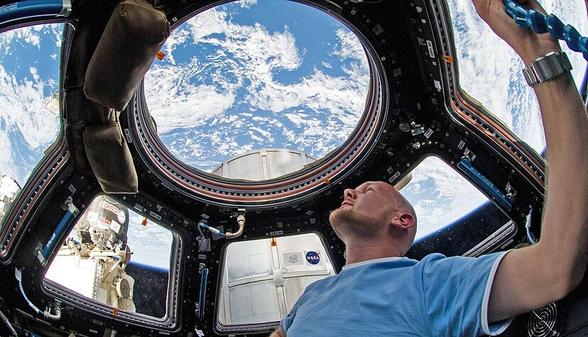 Alexander Gerst blickt während seines Fluges mit der Internationalen Raumstation ISS durch ein Fenster in der Kuppel auf die Erde. Alexander Gerst blickt während seines Fluges mit der Internationalen Raumstation ISS durch ein Fenster in der Kuppel auf die Erde.