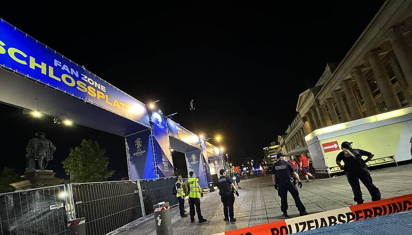 Bei einer Auseinandersetzung in der Fanzone auf dem Stuttgarter Schlossplatz soll ein Messer zum Einsatz gekommen sein.