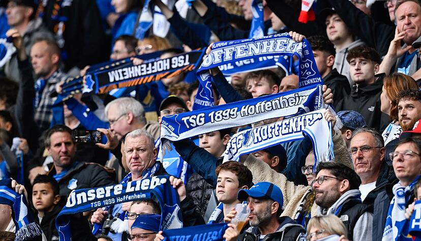 Fans von Hoffenheim z&uuml;ndeten Pyrotechnik.