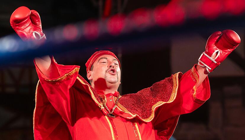 Viel Show beim Kampf um die Wurst: Im Bratwurstmuseum Mühlhausen ging es um die Frage, wo die erste Bratwurstküche stand. Viel Show beim Kampf um die Wurst: Im Bratwurstmuseum Mühlhausen ging es um die Frage, wo die erste Bratwurstküche stand.