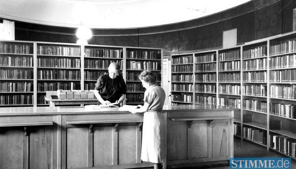 Zusammengestellt von Archiv und Dokumentation der Heilbronner Stimme 

Nach der Zerst&ouml;rung durch den Bombenangriff 1944 und der vorl&auml;ufigen Unterbringung  im Schie&szlig;haus 1947 er&ouml;ffnet die Stadtb&uuml;cherei Heilbronn am 7.5.1953  im renovierten altenTheater.