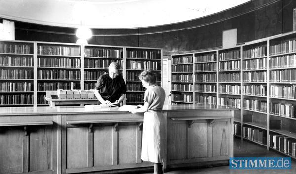 Zusammengestellt von Archiv und Dokumentation der Heilbronner Stimme
Nach der Zerstörung durch den Bombenangriff 1944 und der vorläufigen Unterbringung im Schießhaus 1947 eröffnet die Stadtbücherei Heilbronn am 7.5.1953 im renovierten altenTheater. Zusammengestellt von Archiv und Dokumentation der Heilbronner Stimme
Nach der Zerstörung durch den Bombenangriff 1944 und der vorläufigen Unterbringung im Schießhaus 1947 eröffnet die Stadtbücherei Heilbronn am 7.5.1953 im renovierten altenTheater.