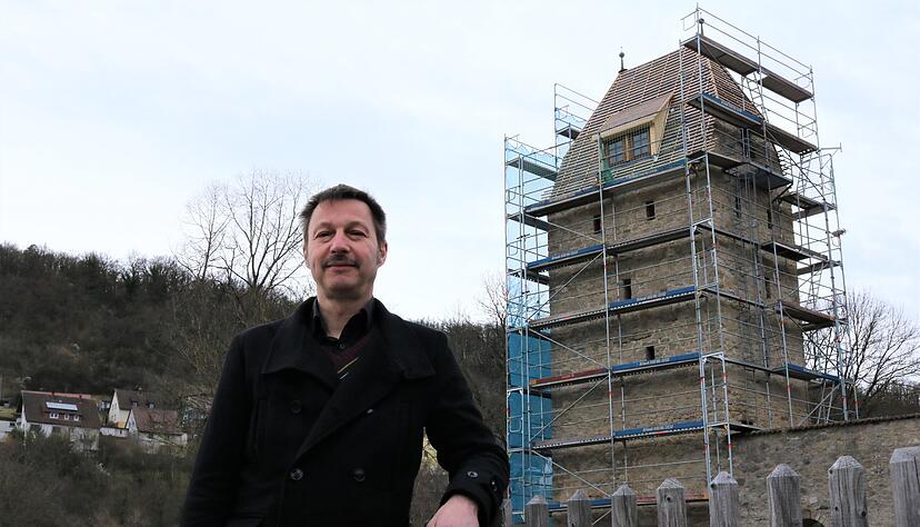 Ein großes Gerüst zeugt vom Baufortschritt: Architekt Arnold Pugliese aus Stuttgart baut den Niedernhaller Säuturm zu einer Wohnung um. Ein großes Gerüst zeugt vom Baufortschritt: Architekt Arnold Pugliese aus Stuttgart baut den Niedernhaller Säuturm zu einer Wohnung um.