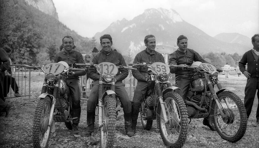 Hans Trinkner aus L&ouml;chgau (links) geh&ouml;rt 1969 zur Motocross-Elite. Die Aufnahme zeigt ihn im Rahmen der 44. Internationalen Sechs-Tage-Fahrt (15. bis 20. September 1969) rund um Garmisch-Partenkirchen mit der Mannschaft aus der Bundesrepublik Deutschland, Gewinnerin der Silbervase-Wertung. Von links: Hans Trinkner, Norbert Gabler, Rolf Witth&ouml;ft und Helmut Beranek.