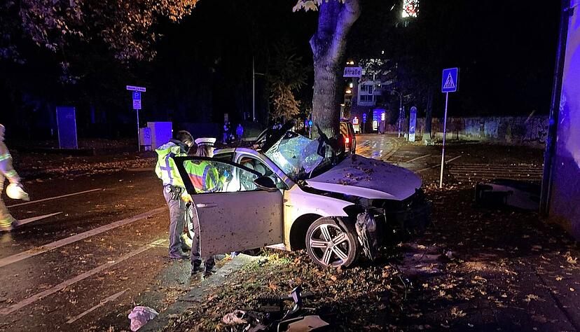 Unf&auml;lle wie dieser kommen in Heilbronn immer wieder vor: In der Nacht auf Sonntag ist ein VW Golf &minus; Sportversion R mit 300 PS &minus; in der Urbanstra&szlig;e gegen einen Ahorn gekracht.
Fotos: Adrian Hoffmann