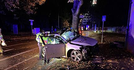 Unfälle wie dieser kommen in Heilbronn immer wieder vor: In der Nacht auf Sonntag ist ein VW Golf − Sportversion R mit 300 PS − in der Urbanstraße gegen einen Ahorn gekracht.
Fotos: Adrian Hoffmann Unfälle wie dieser kommen in Heilbronn immer wieder vor: In der Nacht auf Sonntag ist ein VW Golf − Sportversion R mit 300 PS − in der Urbanstraße gegen einen Ahorn gekracht.
Fotos: Adrian Hoffmann