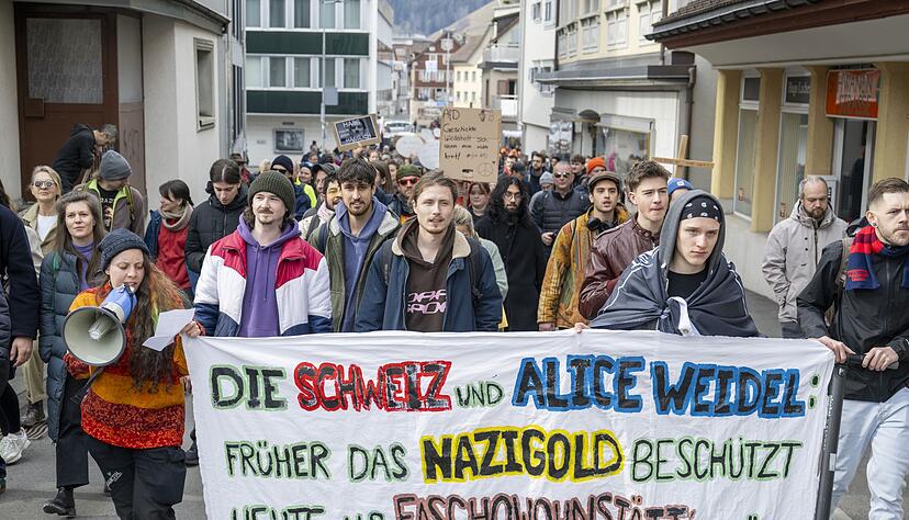 In der Schweiz hat sich am Wohnort von Alice Weidel Protest formiert. In der Schweiz hat sich am Wohnort von Alice Weidel Protest formiert.