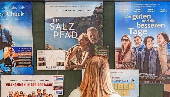 Filmplakate versprechen die  gro&szlig;e, weite Kinowelt.