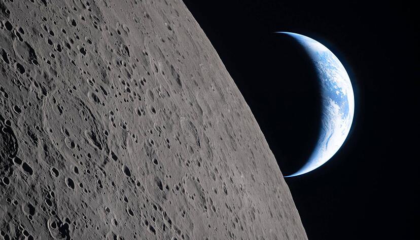 Dieses von der NASA zur Verf&uuml;gung gestellte Foto zeigt die Erde, die hinter dem Mond untergeht.