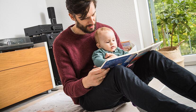 Kleine Kinder brauchen Betreuung: Wenn wirklich niemand anderes einspringen kann, m&uuml;ssen berufst&auml;tige Eltern unter Umst&auml;nden einen Tag zu Hause bleiben.