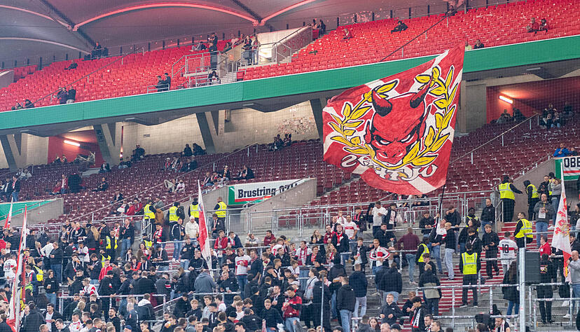 Schöne Bilder vor und während des Spiels im DFB-Pokal zwischen dem VfB Stuttgart und dem 1. FC Kaiserslautern: Fans beider Lager haben eine Fanfreundschaft. Auf dem Platz wurde es eine spannende Pokalpartie.