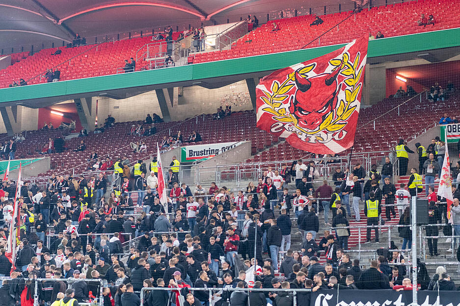 Schöne Bilder vor und während des Spiels im DFB-Pokal zwischen dem VfB Stuttgart und dem 1. FC Kaiserslautern: Fans beider Lager haben eine Fanfreundschaft. Auf dem Platz wurde es eine spannende Pokalpartie. Schöne Bilder vor und während des Spiels im DFB-Pokal zwischen dem VfB Stuttgart und dem 1. FC Kaiserslautern: Fans beider Lager haben eine Fanfreundschaft. Auf dem Platz wurde es eine spannende Pokalpartie.