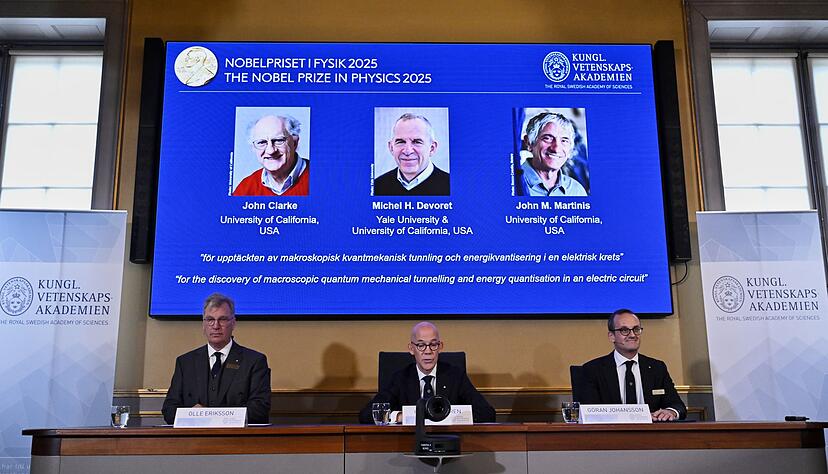 Den Nobelpreis für Physik erhalten 2025 die Quantenphysiker John Clarke, Michel Devoret und John Martinis. Den Nobelpreis für Physik erhalten 2025 die Quantenphysiker John Clarke, Michel Devoret und John Martinis.