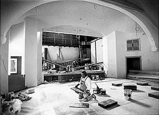 Umbauarbeiten im Saal des Alten Theaters werden 1993 ausgeführt. 2,5 Millionen Mark investiert der Inhaber in das Projekt. Umbauarbeiten im Saal des Alten Theaters werden 1993 ausgeführt. 2,5 Millionen Mark investiert der Inhaber in das Projekt.