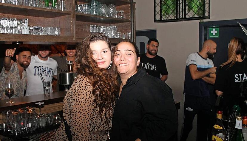 Gute Laune bis tief in die Nacht: Im Stromberg 357 wird lange gefeiert. Chefin Dasy (rechts) freut sich mit Mitarbeiterin Enya, die Geburtstag hat.
Foto: Gerhard Mayer Gute Laune bis tief in die Nacht: Im Stromberg 357 wird lange gefeiert. Chefin Dasy (rechts) freut sich mit Mitarbeiterin Enya, die Geburtstag hat.
Foto: Gerhard Mayer