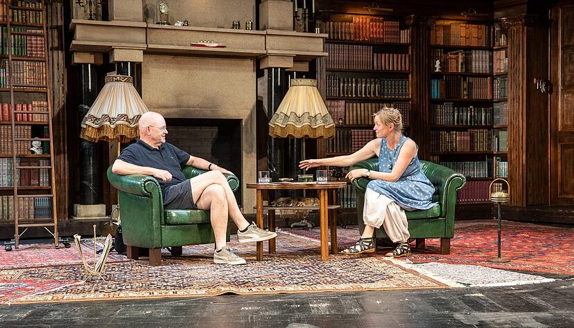 Für Regina Vogtenhuber ist "Mein Freund Harvey" die erste Regiearbeit am Theater Heilbronn. Bühnen- und Kostümbildner Martin Fischer hat für die Komödie ein detailgenaues Setting entworfen.
Foto: Andreas Veigel