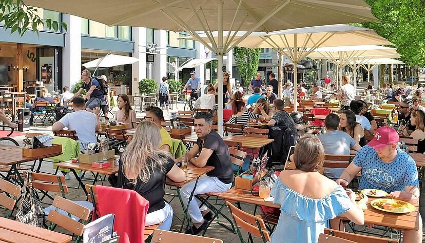 In der Gastronomie (im Bild die Untere Neckarstra&szlig;e in Heilbronn) fehlen Arbeitskr&auml;fte. Mit &Auml;nderungen in der Ausbildung will die Branche die Berufe bei jungen Menschen attraktiver machen.
Foto: Archiv/Mugler