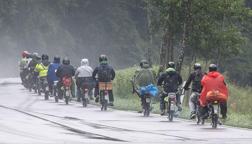 Unerschrocken und wetterfest: Radler im Südwesten. Unerschrocken und wetterfest: Radler im Südwesten.
