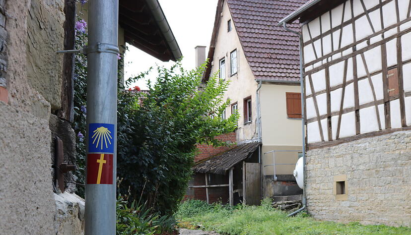 Von Westernhausen bis zum Klostersch&ouml;ntal f&uuml;hrt ein knapp sieben Kilometer langer Weg durch Hohenlohe. Der Abschnitt des Jakobswegs von Rothenburg ob der Tauber nach Speyer verl&auml;uft vor allem unter freiem Himmel.