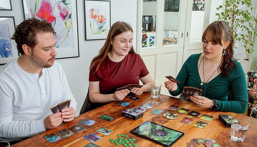 Bei Spiel «Boss Fighters QR» trifft ein klassisches Kartendeckbauspiel auf eine App, die mittels QR-Codes auf den Karten auf die Entscheidungen am Tisch reagiert. Ziel ist es, als Team nacheinander verschiedene Monster zu besiegen. Bei Spiel «Boss Fighters QR» trifft ein klassisches Kartendeckbauspiel auf eine App, die mittels QR-Codes auf den Karten auf die Entscheidungen am Tisch reagiert. Ziel ist es, als Team nacheinander verschiedene Monster zu besiegen.