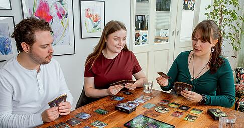 Bei Spiel «Boss Fighters QR» trifft ein klassisches Kartendeckbauspiel auf eine App, die mittels QR-Codes auf den Karten auf die Entscheidungen am Tisch reagiert. Ziel ist es, als Team nacheinander verschiedene Monster zu besiegen. Bei Spiel «Boss Fighters QR» trifft ein klassisches Kartendeckbauspiel auf eine App, die mittels QR-Codes auf den Karten auf die Entscheidungen am Tisch reagiert. Ziel ist es, als Team nacheinander verschiedene Monster zu besiegen.