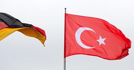 Die Flaggen von Deutschland und der Türkei wehen im Wind.