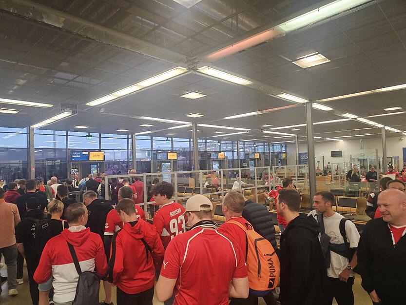 "Alle in Rot nach Madrid", wurde vor dem Spiel von der organisierten Fanszene ausgerufen. Klar, dass es auch am Stuttgarter Flughafen viel Rot zu sehen gab.