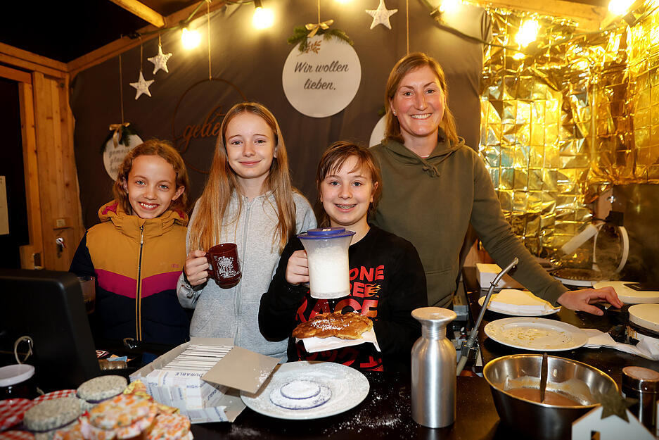 Auf dem Altdeutschen Weihnachtsmarkt in Bad Wimpfen werden viele verschiedene Speisen angeboten.