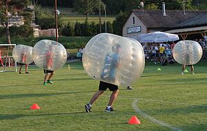 Beim Bubble-Fussball sind Kollisionen der springende Punkt. Die federnden Luftblasen bilden den perfekten Schutz und laden zum Frontalzusammenstoß ein, wie hier beim Turnier 2018 in Zaberfeld. Foto: Archiv/Könnecke Beim Bubble-Fussball sind Kollisionen der springende Punkt. Die federnden Luftblasen bilden den perfekten Schutz und laden zum Frontalzusammenstoß ein, wie hier beim Turnier 2018 in Zaberfeld. Foto: Archiv/Könnecke