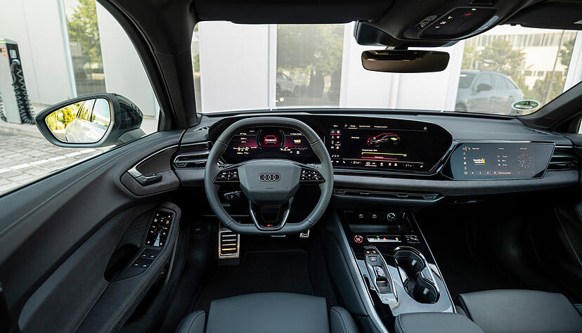 Innen setzt Audi auf ein vollst&auml;ndig digitales Cockpit (11,9 Zoll), das flie&szlig;end in ein 14,5 Zoll gro&szlig;es Curved Display, also einen gew&ouml;lbten Bildschirm, &uuml;bergeht und stark dem Fahrer zugeneigt ist.