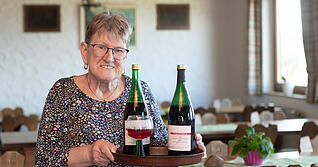 Seit &uuml;ber 50 Jahren betreiben Sigrid und Hans Schmidt den Weinausschank Seeblick.