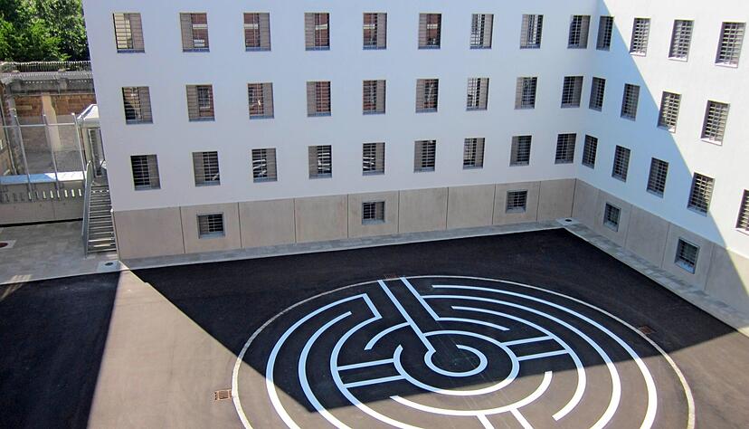 Das Labyrinth im Innenhof der Heilbronner JVA hat einen Durchmesser von 16 Meter. Die Strecke vom Eingang bis zur Mitte und wieder zurück beträgt rund 150 Meter.
.
Foto: JVA Heilbronn