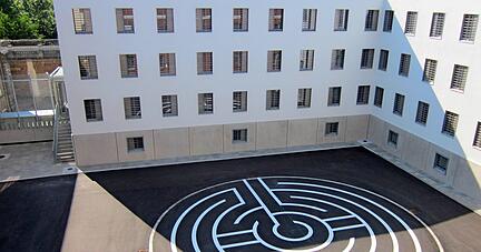 Das Labyrinth im Innenhof der Heilbronner JVA hat einen Durchmesser von 16 Meter. Die Strecke vom Eingang bis zur Mitte und wieder zurück beträgt rund 150 Meter.
.
Foto: JVA Heilbronn Das Labyrinth im Innenhof der Heilbronner JVA hat einen Durchmesser von 16 Meter. Die Strecke vom Eingang bis zur Mitte und wieder zurück beträgt rund 150 Meter.
.
Foto: JVA Heilbronn