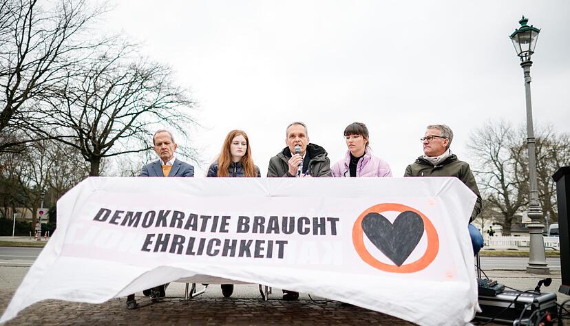 Carla Hinrichs (2.v.r), Sprecherin der Letzen Generation, spricht bei einer Pressekonferenz mit anderen Beteiligten. Carla Hinrichs (2.v.r), Sprecherin der Letzen Generation, spricht bei einer Pressekonferenz mit anderen Beteiligten.