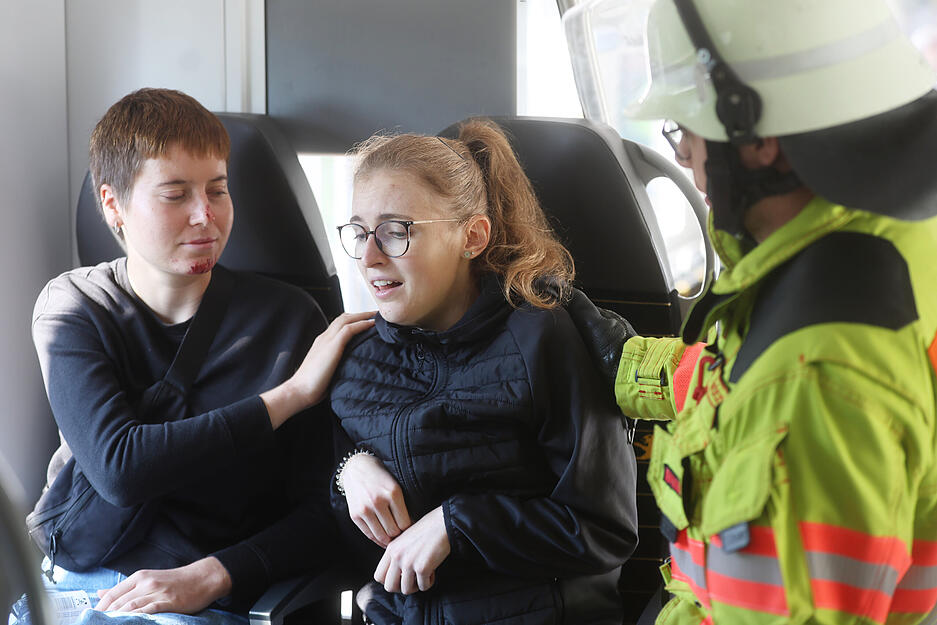 Das Szenario sah eine Kollision zweier Züge vor, bei der rund 30 Menschen verletzt wurden. Diese vorgeblich Verletzten wurden von Statisten gemimt, die den Einsatzkräften eine möglichst realitätsnahe Übungssituation ermöglichten. Das Szenario sah eine Kollision zweier Züge vor, bei der rund 30 Menschen verletzt wurden. Diese vorgeblich Verletzten wurden von Statisten gemimt, die den Einsatzkräften eine möglichst realitätsnahe Übungssituation ermöglichten.