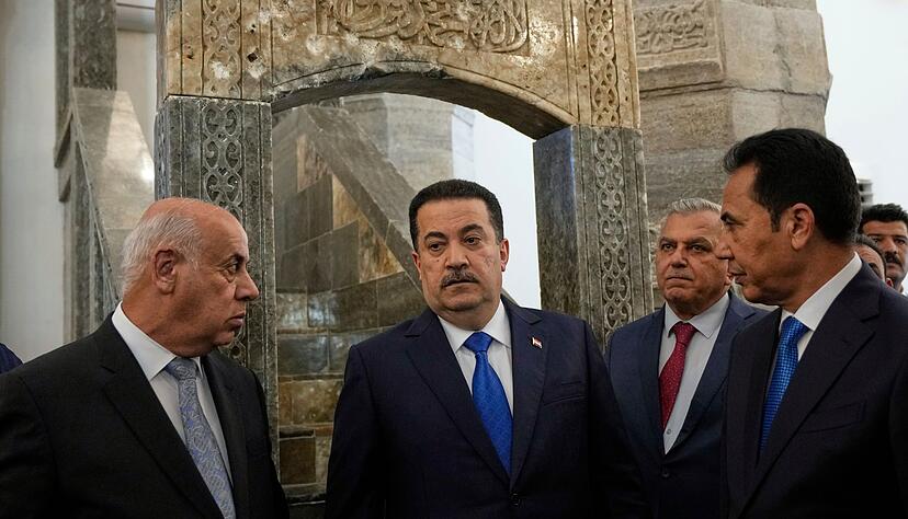 Mohammed al-Sudani (Mitte), Ministerpräsident des Irak, bei der Wiedereröffnung der Al-Nuri-Moschee in Mossul.