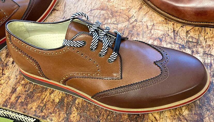 Ein fertiges Modell eines handgemachten Schuhs. Der dunkelbraune vordere Teil nennt sich Blatt, der mittlere Teil Quartier. Ein fertiges Modell eines handgemachten Schuhs. Der dunkelbraune vordere Teil nennt sich Blatt, der mittlere Teil Quartier.