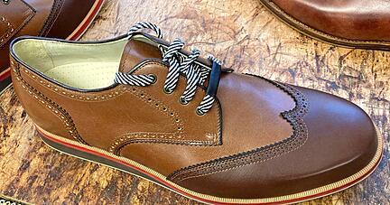 Ein fertiges Modell eines handgemachten Schuhs. Der dunkelbraune vordere Teil nennt sich Blatt, der mittlere Teil Quartier. Ein fertiges Modell eines handgemachten Schuhs. Der dunkelbraune vordere Teil nennt sich Blatt, der mittlere Teil Quartier.