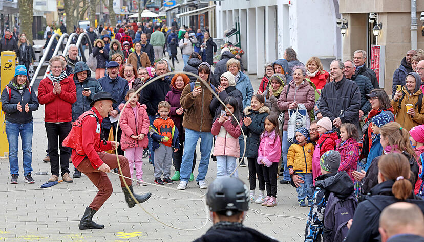 An etlichen Schaupl&auml;tzen in der ganzen Innenstadt war viel geboten. Lasso-K&uuml;nstler Frank Powlesland verbl&uuml;ffte mit rasanten Tricks.