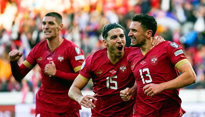 Milos Veljkovic (r) ist der einzige aktuelle Bundesliga-Profi im EM-Kader der Serben.