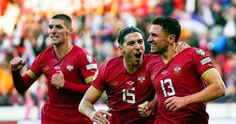Milos Veljkovic (r) ist der einzige aktuelle Bundesliga-Profi im EM-Kader der Serben.