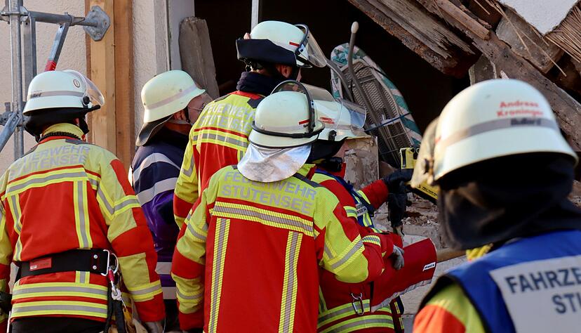 Helfer bergen einen Mann aus den Trümmern, doch später stirbt er. Helfer bergen einen Mann aus den Trümmern, doch später stirbt er.