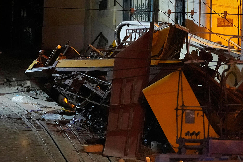 Trümmer sind nach dem Unfall der bei Touristen beliebten Seilbahn in Lissabon.