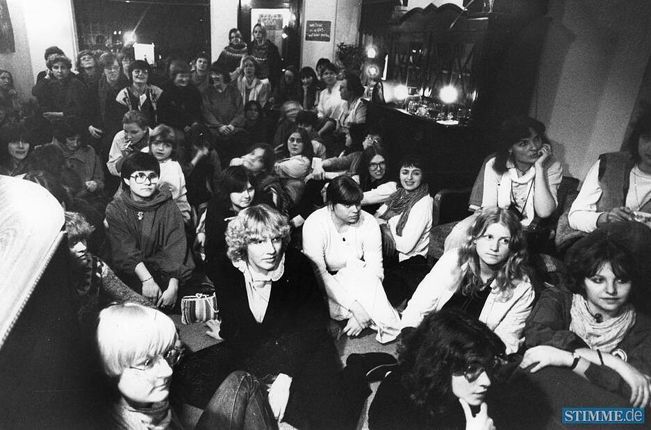 Belladonna, das Frauen-Café ohne Anmache in der Heilbronner Werderstraße, öffnet erstmals am 30. März 1982. Dicht gedrängt sitzen die ausschließlich weiblichen Gäste - für Männer gilt "off limits" bei der Eröffnung.