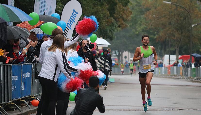Schnellster Mann über zehn Kilometer: Steffen Burkert hat von Beginn an einen komfortablen Vorsprung – und ist im Ziel kaum außer Puste. Foto: Ludwig